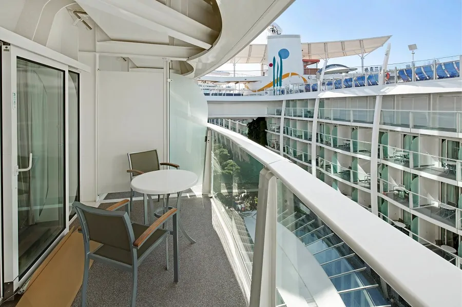 С балконом Central Park View Stateroom with Balcony (1J)